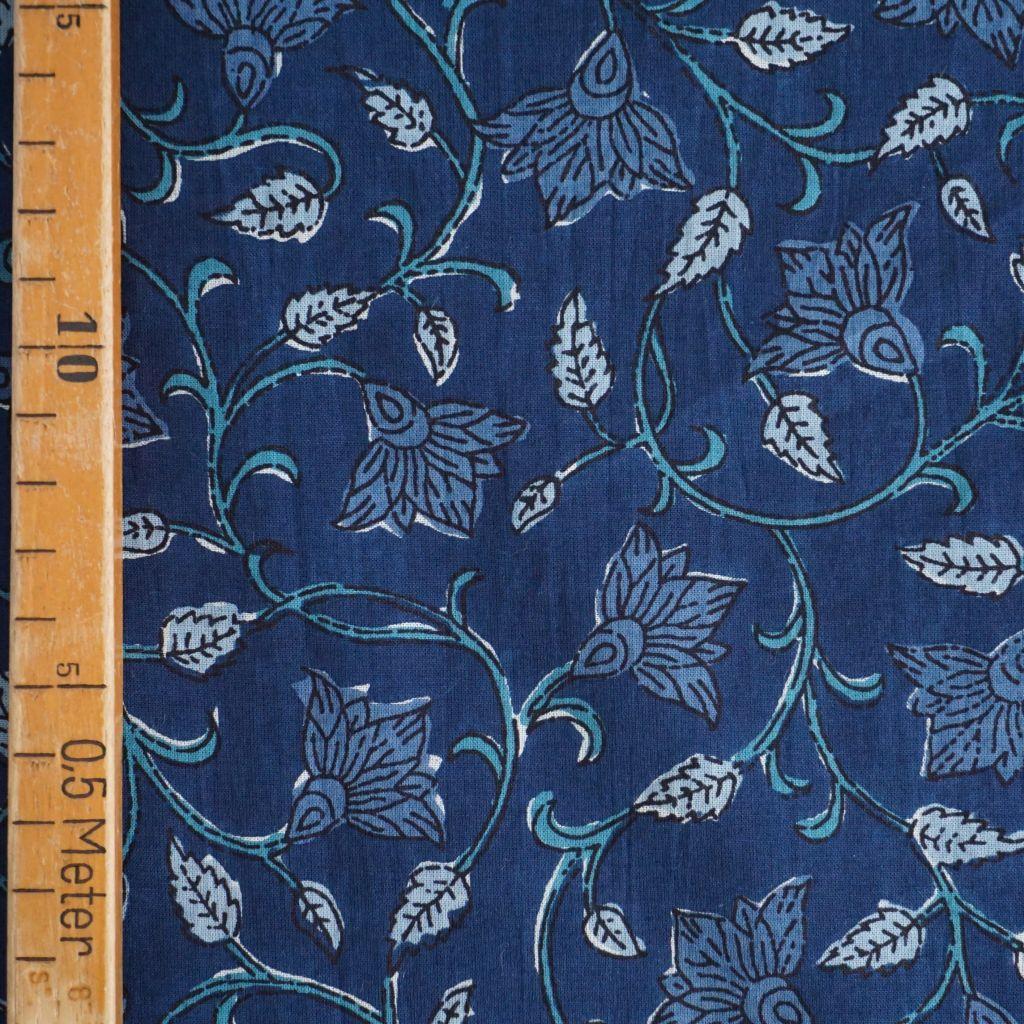 Voile leichte Baumwolle Blüten Ranken Blätter indigo blau